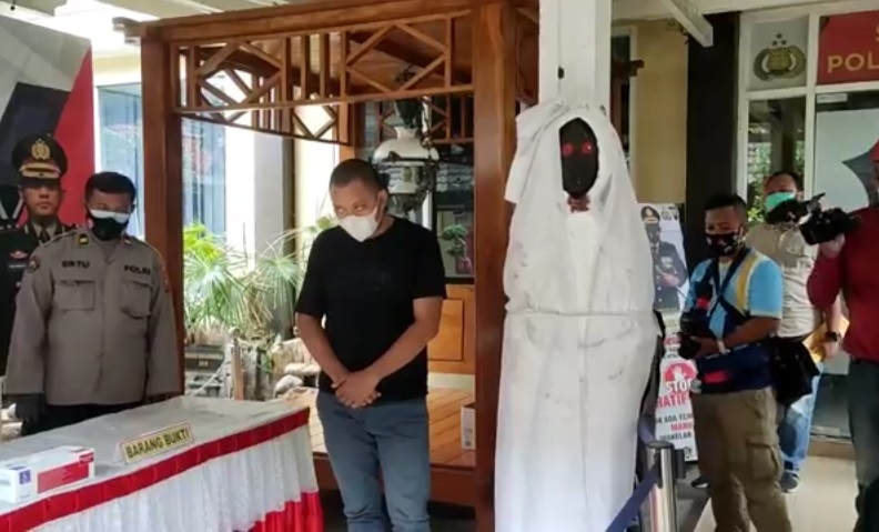 Polisi mangamakan empat orang pencuri boneka pocong di Alun-alun Lamongan (Foto / Metro TV)