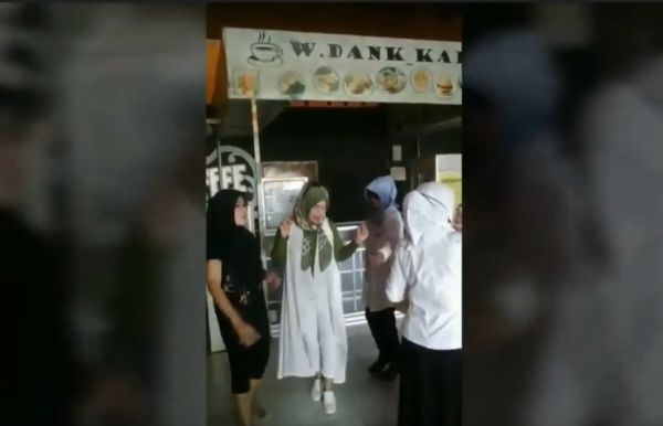 Aksi salah satu ASN Kota Pasuruan ikut berjoget di sebuah cafe. (Foto / Metro tv)