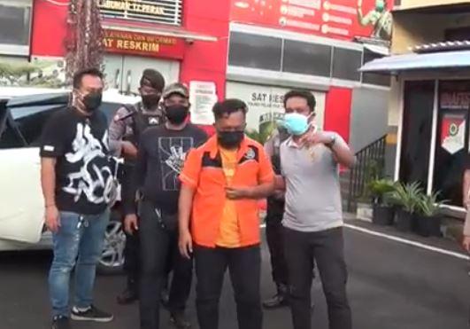 E jemput di rumahnya setelah ditetapkan tersangka kasus kericuhan terhadap petugas patrol PPKM Darurat (Foto / Metro TV)