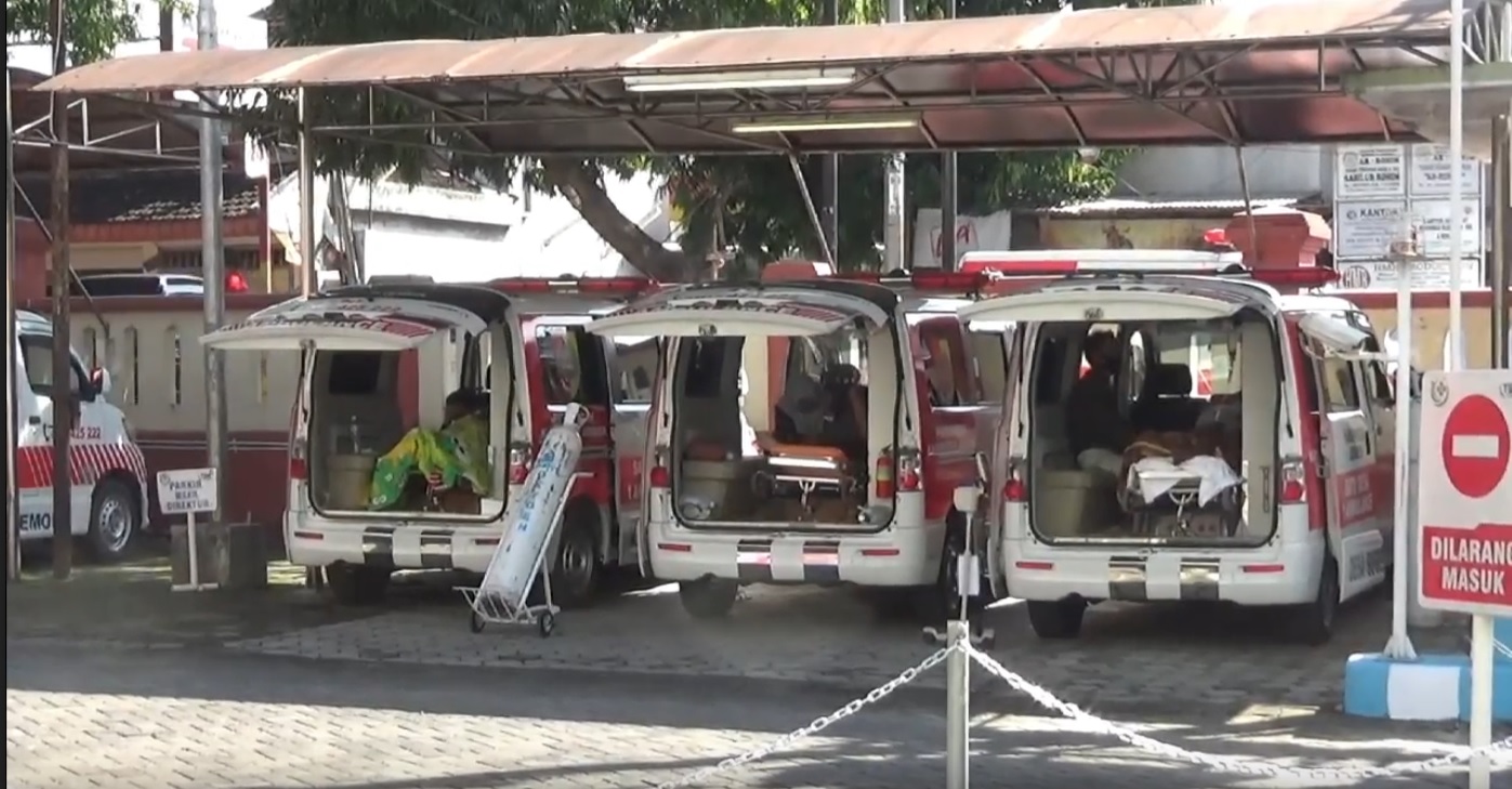 Sejumlah pasien covid-19 di Jember terpaksa dirawat di mobil ambulans (Foto / Metro TV) 