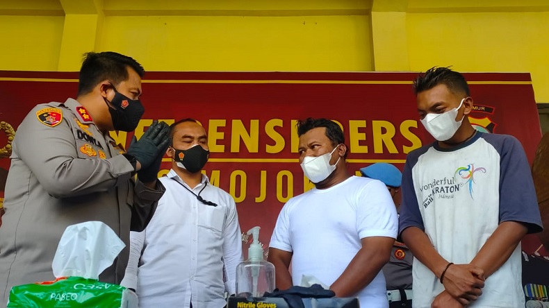 Dua sopir diamankan setelag mengumpat polisi lantaran kesal tak bisa melintas di Jalan saat pemberlakukan PPKM darurat (Foto / Metro TV)