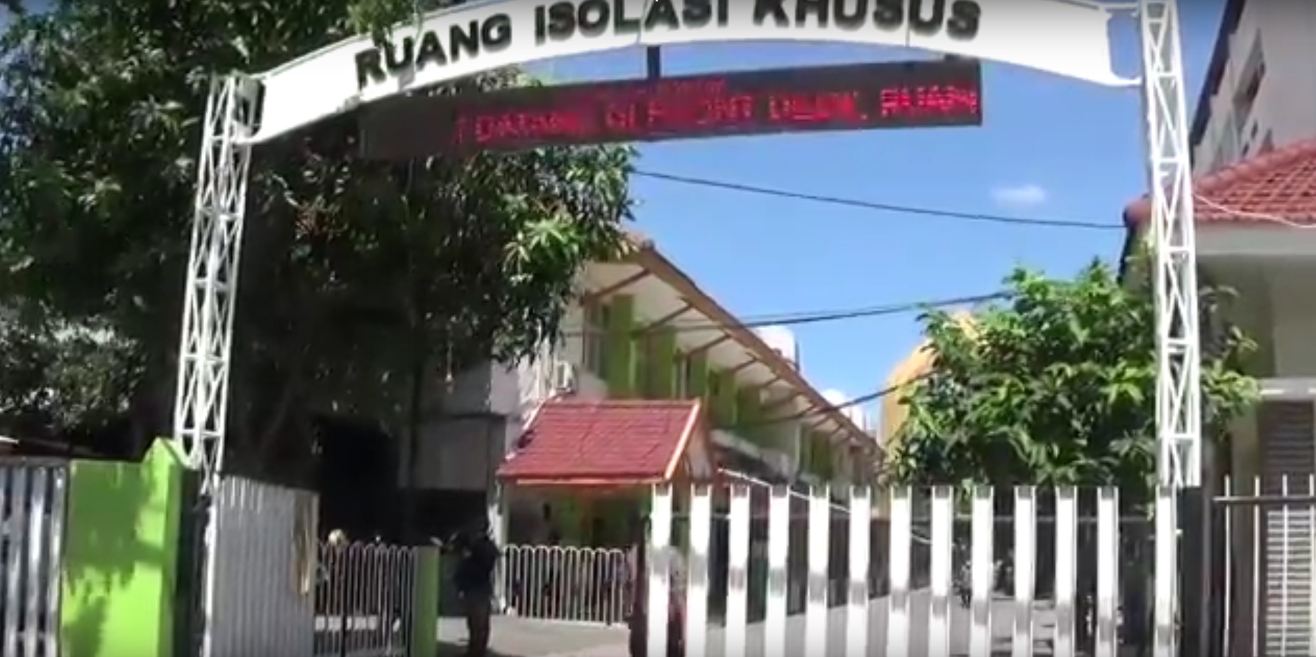 Pembangunan ruang isolasi covid-19 di RSUD Dr. Soetomo terus dikebut (Foto / Metro TV)