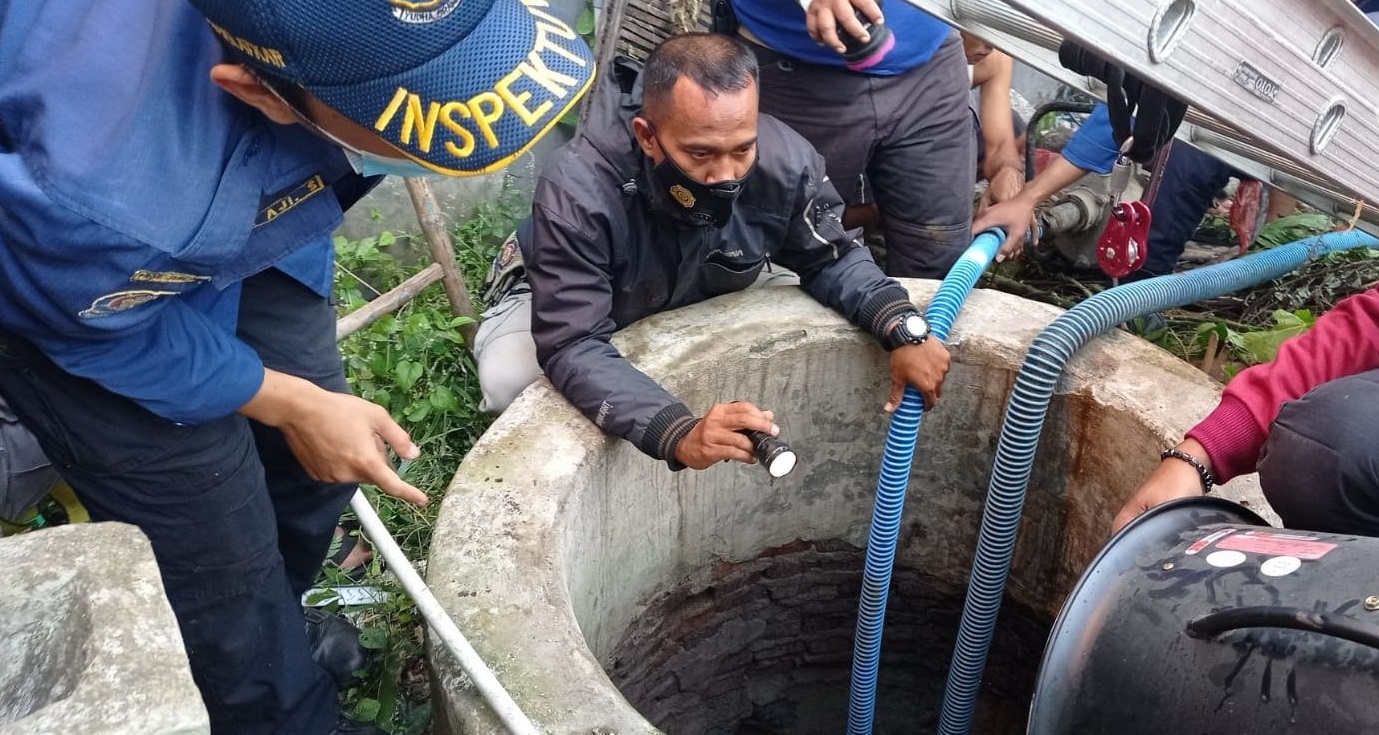 Proses pencarian korban Slamet Ridwan yang jatuh di dalam sumur (Foto / Metro TV)