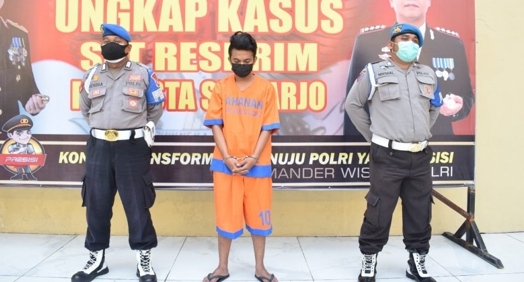 RF ditangkap polisi setelah menyiksa anaknya lantaran kesal bermain game online (Foto / Metro TV)