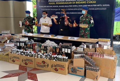 Pemusanahan jutaan batang rokok ilegal (Foto / Hum)