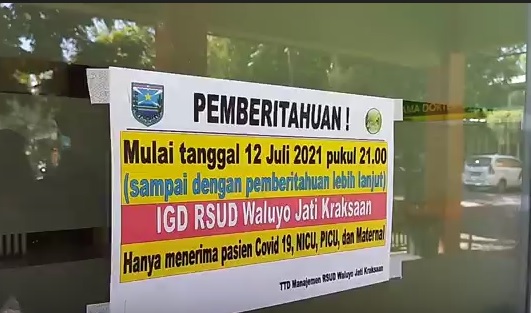 Pengumuman pembatasan pasien terpasang di pintu IGD  RSUD Waluyojati  Probolinggo. (metrotv)