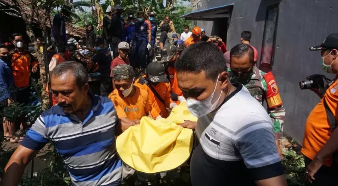 Jenazah korban Selamet berhasil dievakuasi dari dalam sumur (Foto / Metro TV)