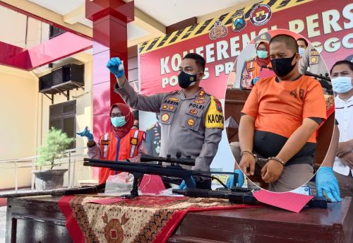Kapolres Probolinggo AKBP Teuku Arsya Khadafi  menunjukkan barang bukti senjata angin rakitan yang menyalahi aturan (Foto / Metro TV)