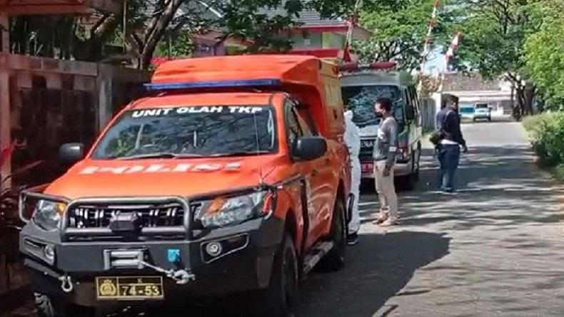 Petugas pelakukan olah TKP di kos tempat Ica ditemukan tewas membusuk (Foto / Metro TV)