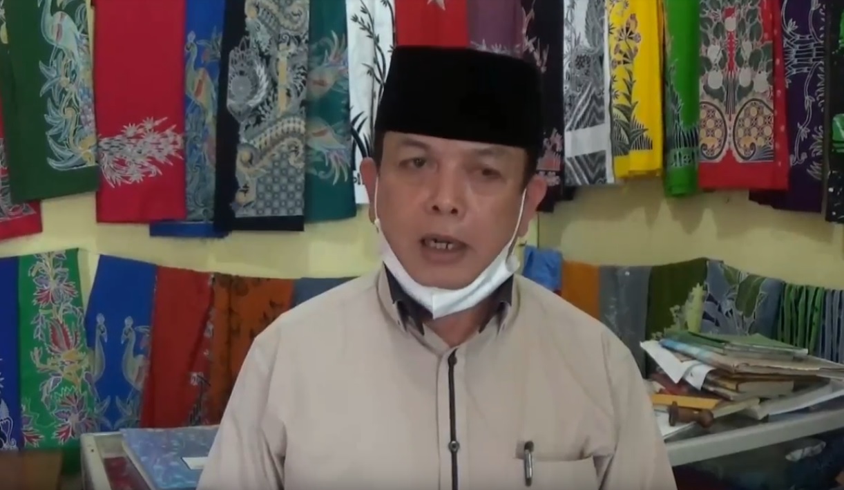 Sutikno, salah satu pengusaha batik Sidomukti Magetan terpaksa merumahkan pekerjanya. (metrotv)