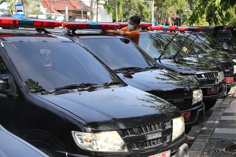 Belasan mobdin Pemkot Surabaya disulap jadi ambulan. (Dok: Humas Pemkot Surabaya)