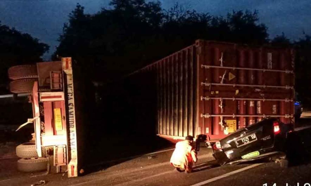 Sebuah kontainer menimpa sebuah mobil hingga membuat pengemudinya tewas di lokasi kejadian (Foto / Ist)