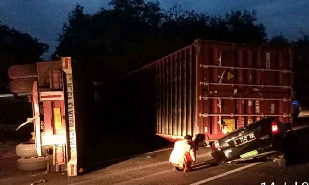 Truk Kontainer Timpa Mobil di Tol Satelit, Satu Tewas