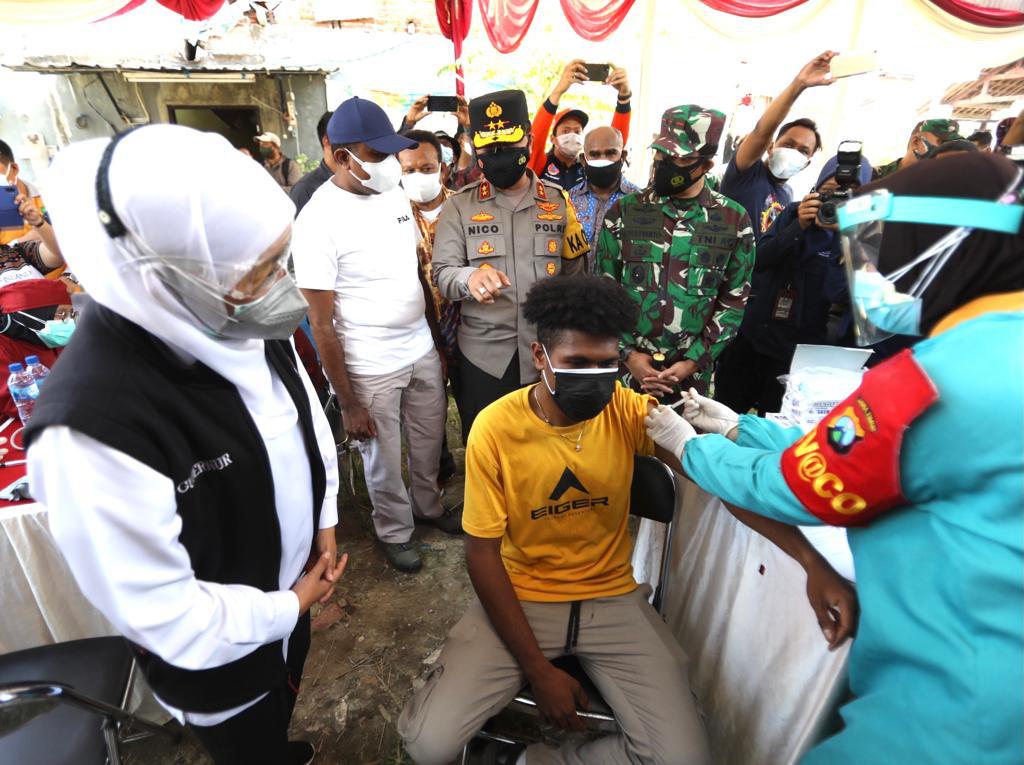 Gubernur Jatim, Khofifah Indar Parawansa, bersama Pangdam V Brawijaya dan Kapolda Jatim meninjau vaksinasi door to door warga Papua (Foto / Reno / Metro TV)