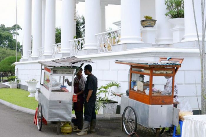  Penjual nasi goreng dan satai keliling dibawa masuk ke Istana Bogor untuk menyiapkan makan siang para peserta Sidang Kabinet Paripurna, kemarin. Foto: Biro Pers Setpres/Kris