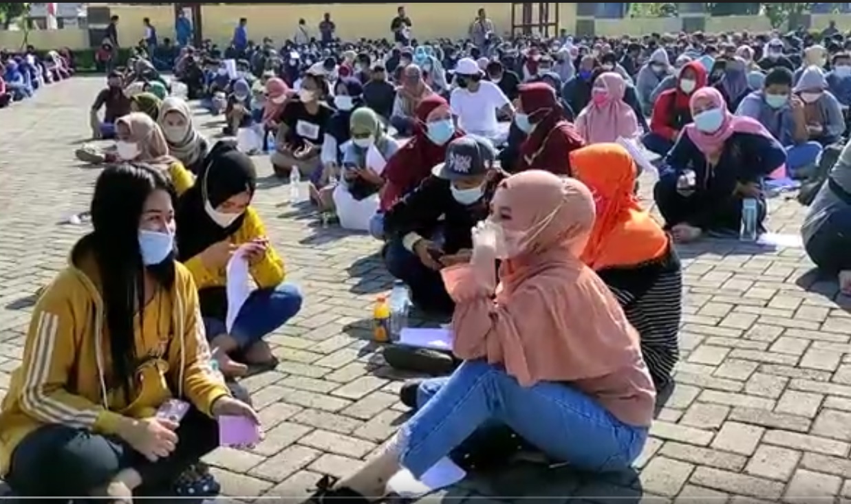 Peserta vaksinasi rela berjemur di Lapangan Apel Mapolresta Sidoarjo. (metrotv)