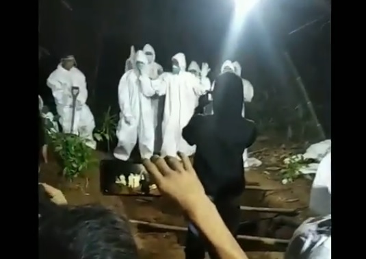 Aksi joget petugas pemakaman berpakain APD lengkap viral di media sosial. (metrotv)