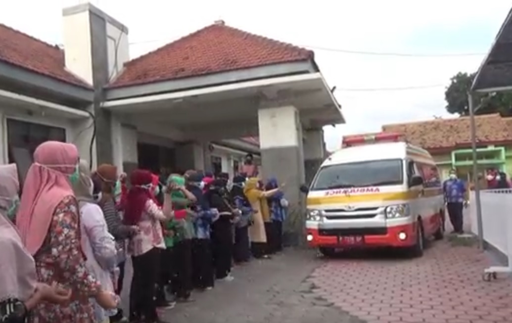 Jenazah Sri Wahyuni dilepas rekan kerja dengan taburan bunga. (metrotv)