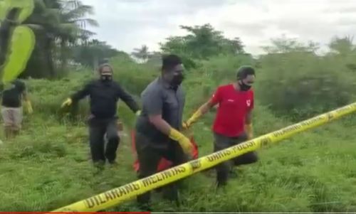Petugas mengevakuasi mayat pria yang ditemukan di lahan kosong. (metrotv)