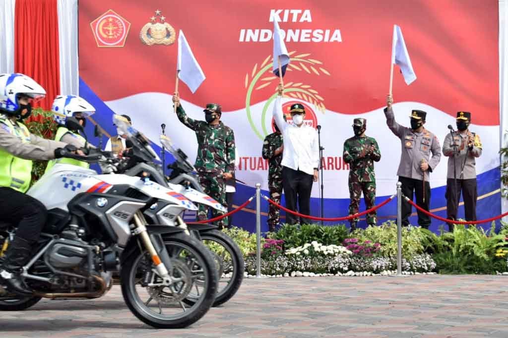  Menteri Kesehatan Budi Gunadi Sadikin, Panglima TNI Marsekal Hadi Tjahjono dan Kapolri Jenderal Listyo Sigit Prabowo melepas distribusi bantuan sosial (bansos) di halaman Mal Pelayanan Publik Pemerintah Kabupaten Sidoarjo, Sabtu 17 Juli 2021.