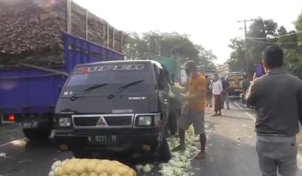 Muatan pikap berhamburan di jalan setelah ditabrak truk fuso. (metrotv)
