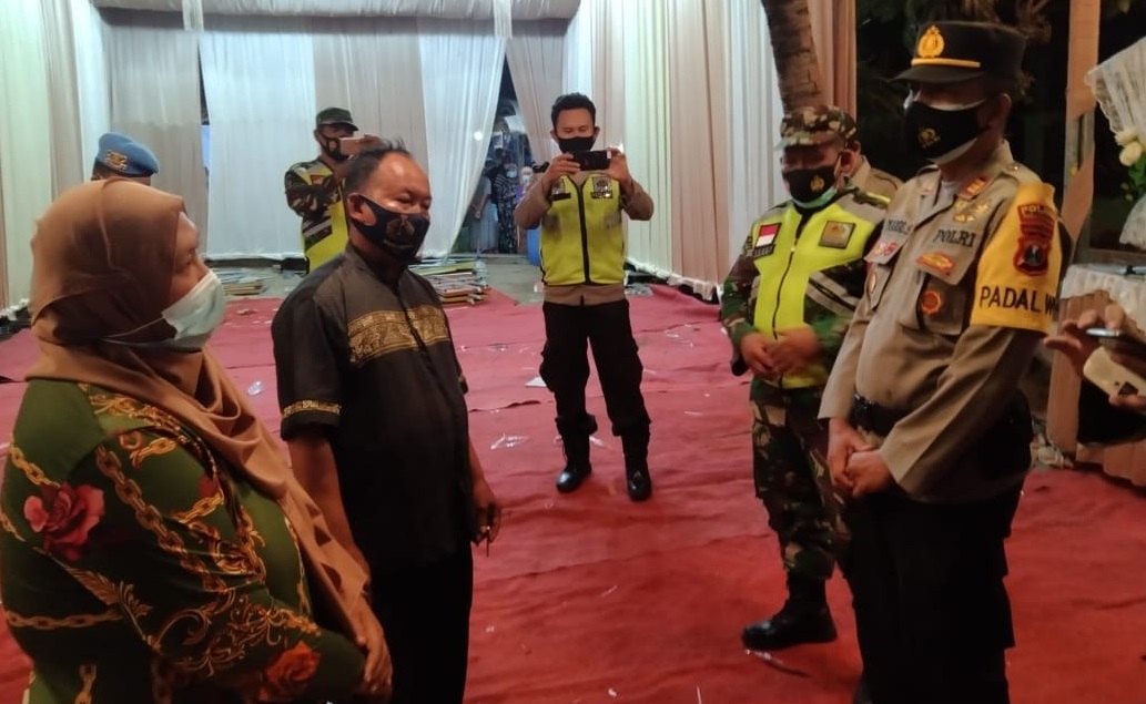 Petugas membubarkan resepsi pernikahan di Mojokerto saat pelaksanaan PPKM Darurat (Foto / Metro TV)