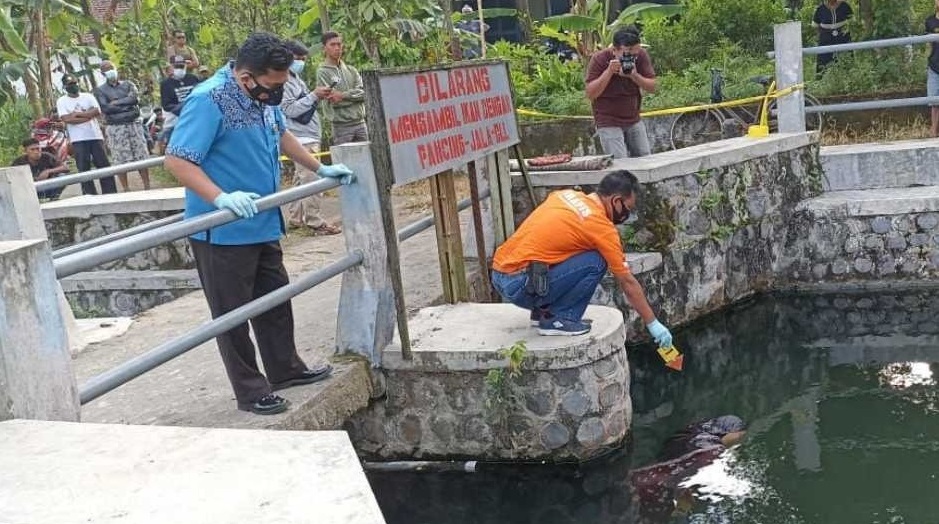 Polisi melakukan olah TKP di lokasi penemuan mayat Dewi di sungai Plosoklaten (Foto / Metro TV)