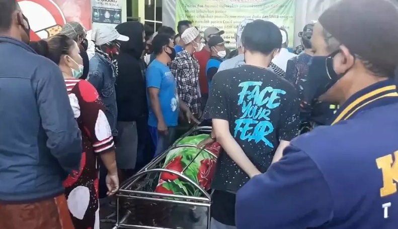 Warga di Probolinggo menjemput paksa jenazah covid-19 (Foto / Metro TV)