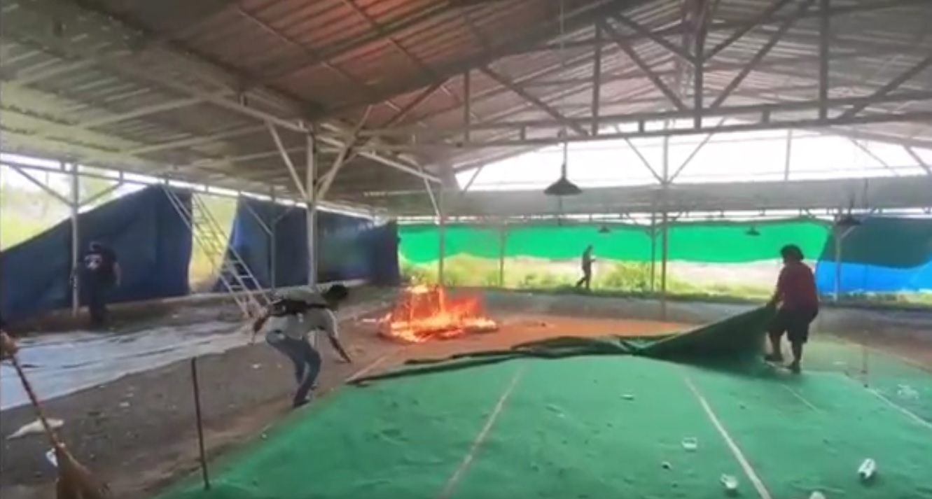 Polisi membakar arena sabung ayam di Bangkalan (Foto / Metro TV)