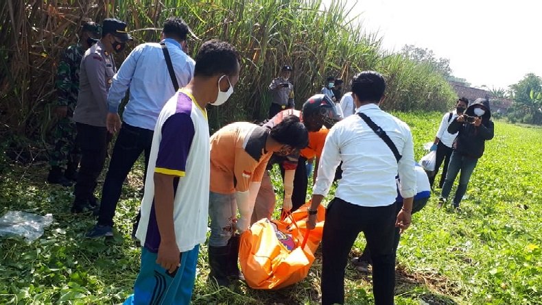 Petugas mengevakuasi mayat Suwarno di Kebun Kangkung (Foto / Metro TV)