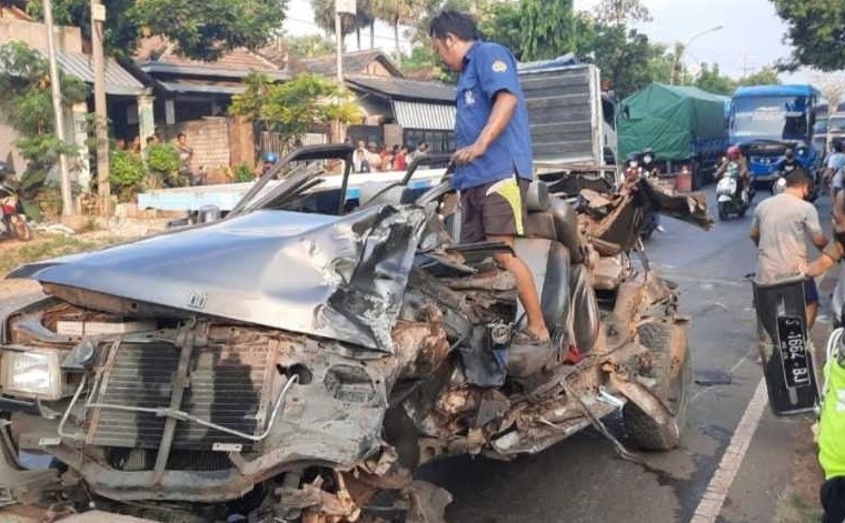Kondisi mobil Panther yang  terlibat kecelakaan di Tuban (Foto / Metro TV)