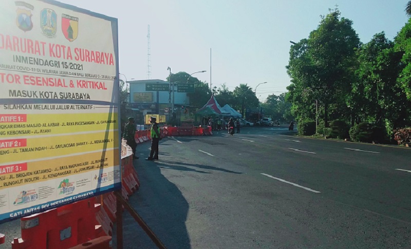 Kondisi jalanan di sekitaran perbatan kota Surabaya lenggang (Foto / Istimewa)