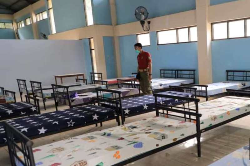 Petugas sedang menyiapkan sejumlah fasilitas di gedung Asrama Haji Kota Madiun untuk dijadikan sebagai rumah sakit lapangan penanganan pasien COVID-19 di wilayah Madiun. (ANTARA/HO-Diskominfo Kota Madiun)
