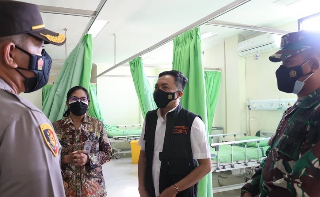 Wakil Bupati Blitar Rahmat Santoso saat mengunjungi RSUD Srengat. (ist)