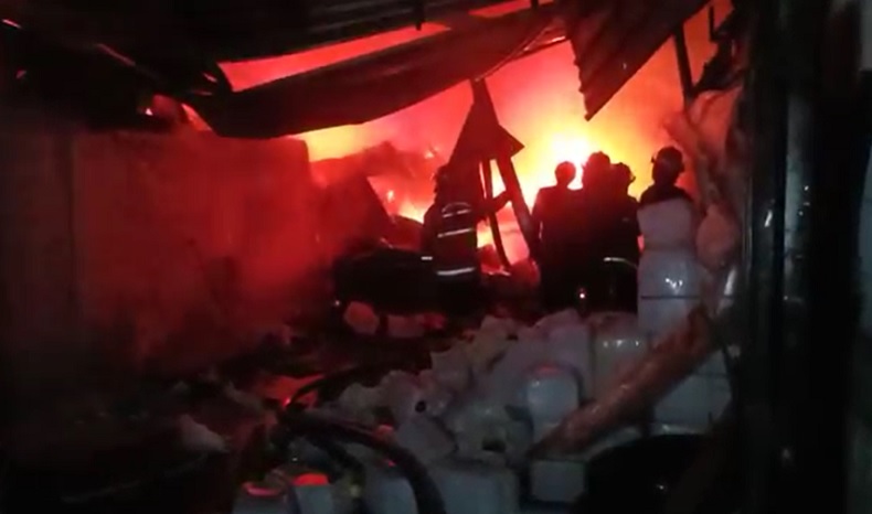 Kebakaran gudang pabrik migor di Kedamean, Gresik (Foto / Metro TV)