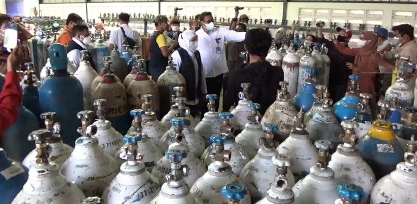 Gubernur Jawa Timur Khofifah Indar Parawansa melakukan sidak ke distributor oksigen PT Samator Gas Industri Madiun (Foto / Metro TV)