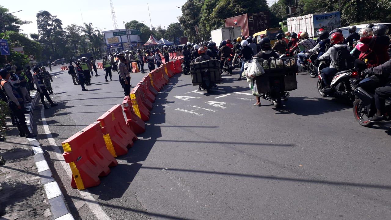 Akses masuk Surabaya, Bundaran Waru ditutup total hingga menyebabkan kemacetan panjang (Foto / Reno Reksa / Metro TV)