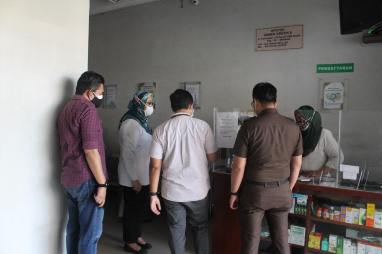 Petugas melakukan sidak di sejumlah apotek untuk mengantisipasi penimbunan obat (Foto / Metro TV)
