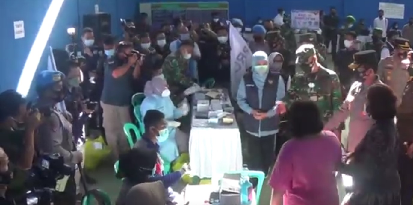 Gubernur Jatim, Khofifah Indar Parawansa engecek vaksinasi massal yang digelar Komando Distrik Militer V Brawijaya (Foto / Metro TV)