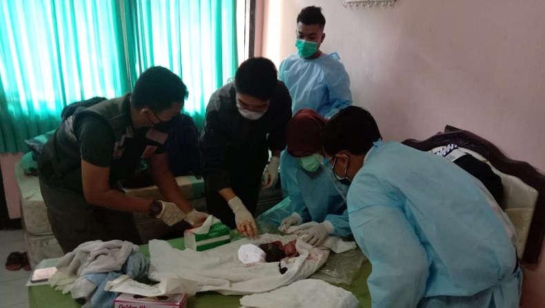 Proses perawatan bayi yang dilahirkan migran saat isolasi di Asrama Haji (Foto/ Metro TV)