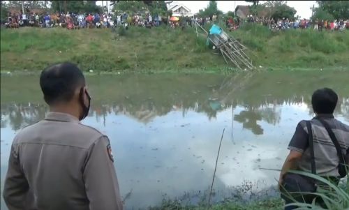 Proses evakuasi mayat di Sungai Ngrowo, Tulungagung disaksikan ratusan warga. (metrotv)
