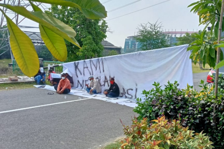 Tolak Rumah Sakit Darurat GBT,  Warga Benowo Blokade Jalan