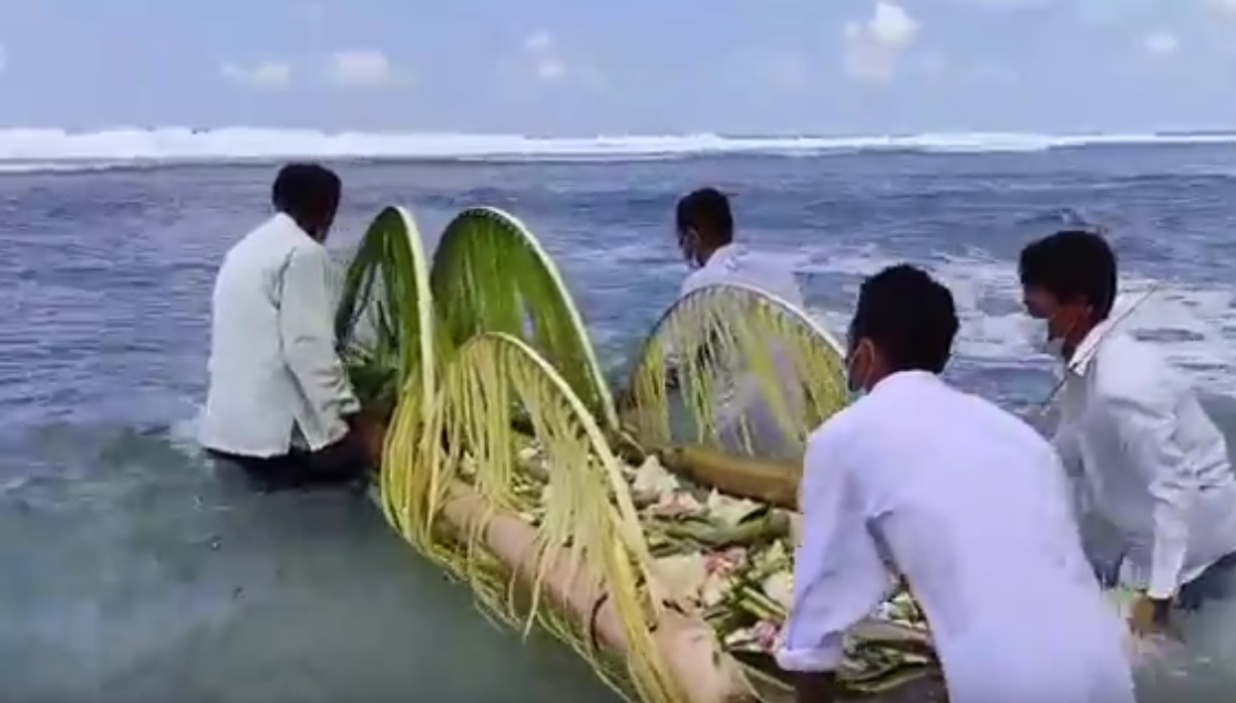 Bersihkan Desa dari Pandemi, Warga Pesisir Pacitan Gelar Larung Sesaji