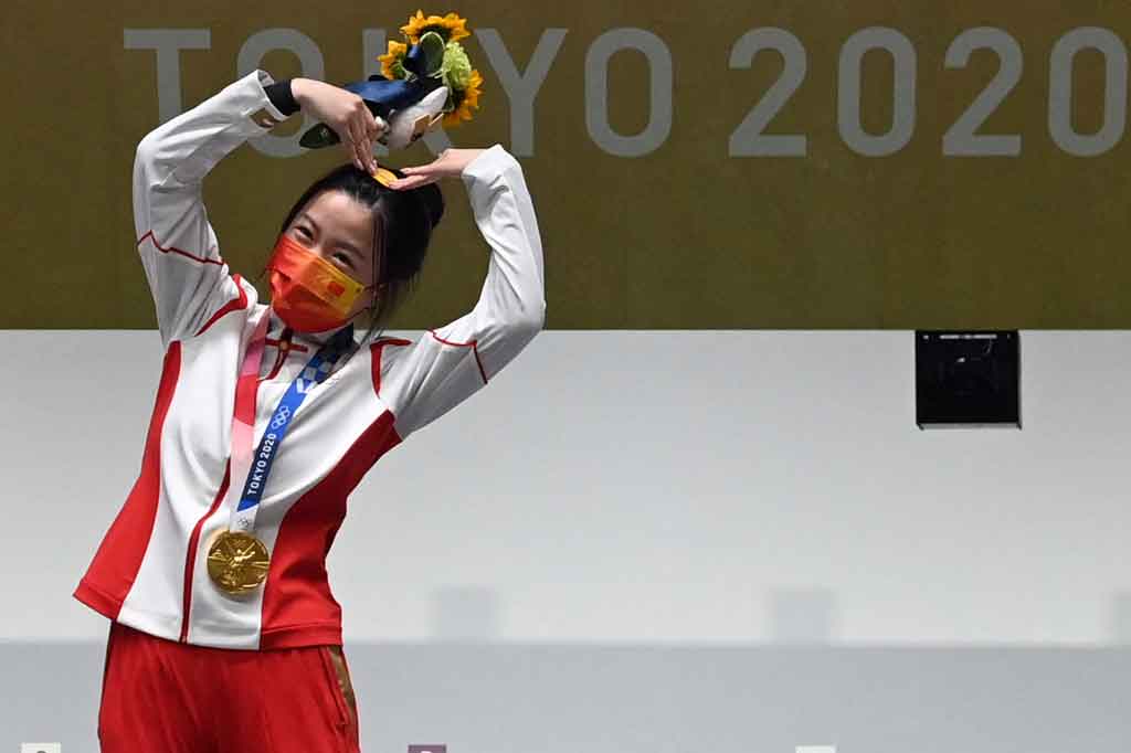 Atlet Tiongkok Yang Qian meraih medali emas pertama Olimpiade Tokyo dari cabor menembak (AFP PHOTO/Tauseef Mustafa)