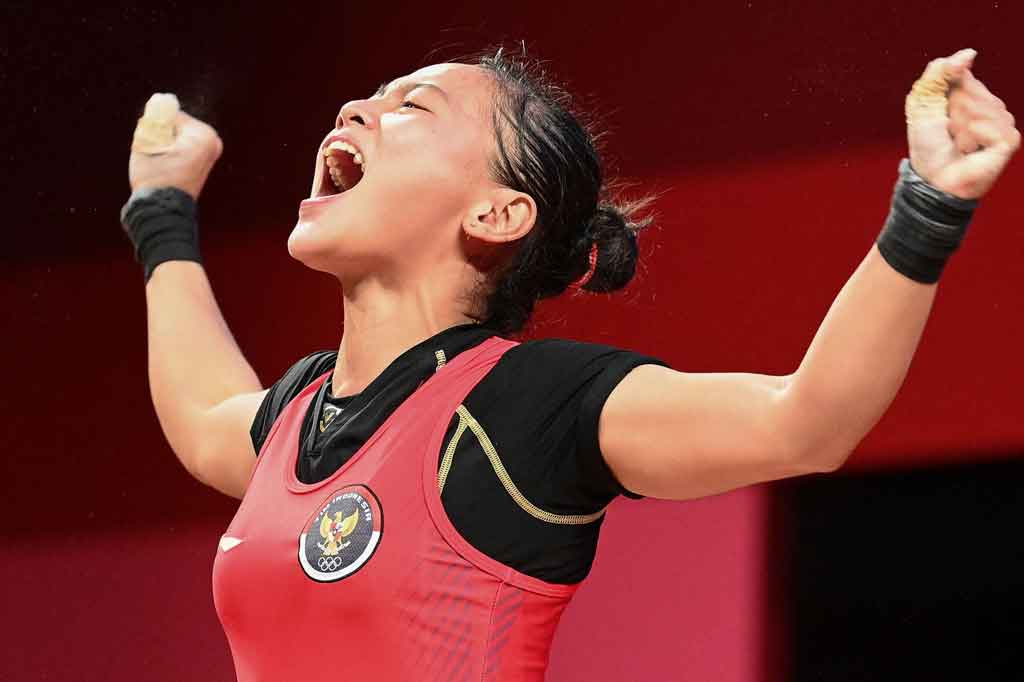 Ekspresi lifter putri Indonesia Windy Cantika Aisah usai merebut medali perunggu. (afp) 