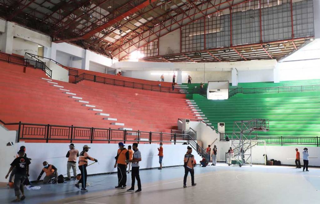 Petugas menyiapkan GOR Indoor komplek GBT untuk RS darurat (Foto / Istimewa)