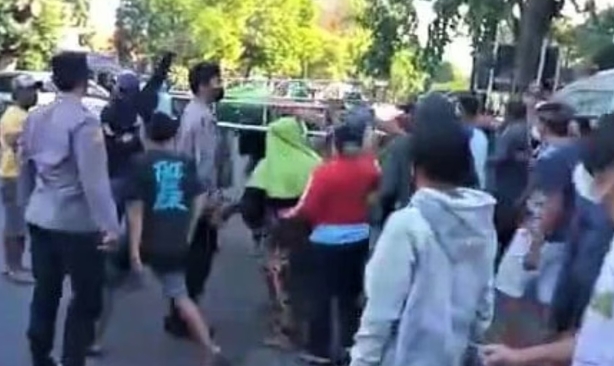 Warga brutal dengan melempari mobil petugas dengan batu usai ditegur terkait prokes (Foto / Metro TV)