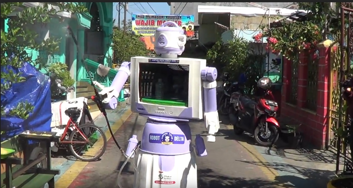 Robot disinfektan di Surabaya nampak unik lantaran dibuat dari bahan-bahan bekas (Foto / Metro TV)