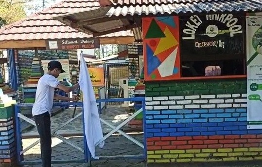 Bendera putih dikibarkan para pelaku usaha destinasi wisata di Mojokerto (Foto / Metro TV)