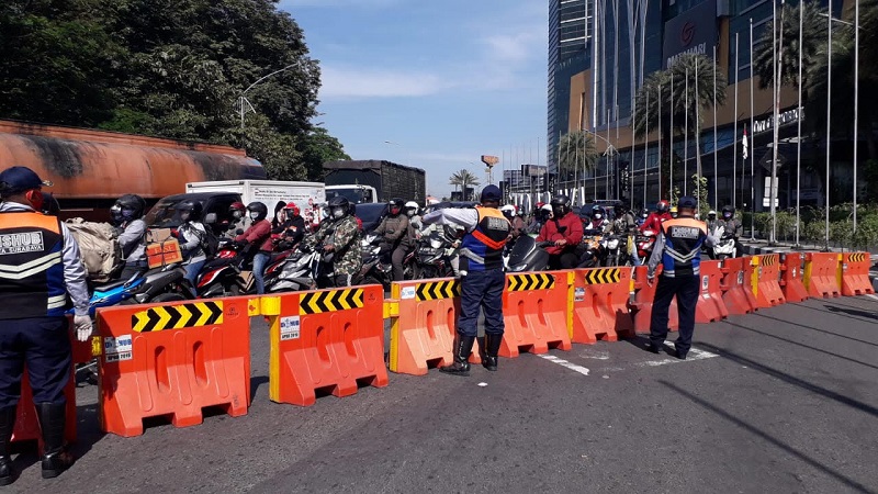 Penyekatan di Bundaran Taman Pelangi Surabaya dilakukan beberapa waktu lalu (Foto / Reno Reksa / Metro TV)